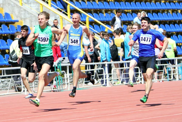 Meninos na corrida de 200 metros — Fotografia de Stock