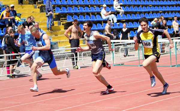 Boys on the finish of the 110 meters hurdles race — Stock Photo, Image