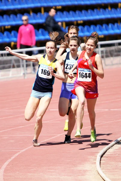 Девушки на старте забега на 800 метров — стоковое фото