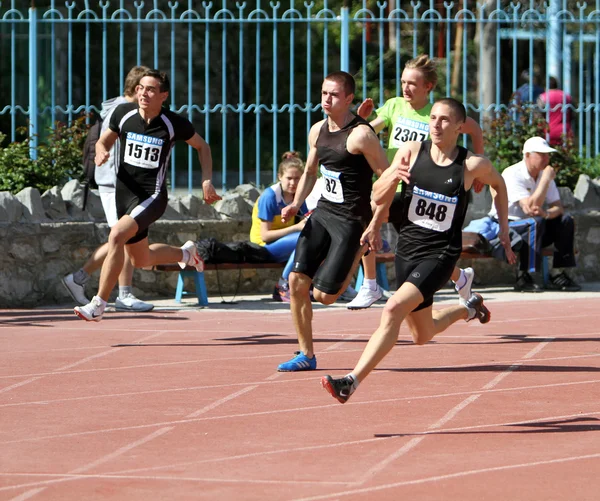 Meninos na corrida de 200 metros — Fotografia de Stock