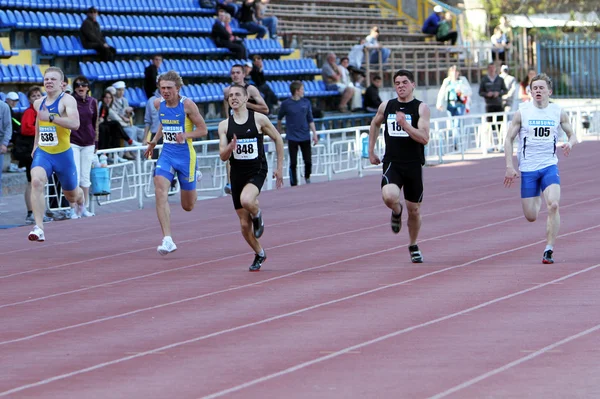 Chicos en la carrera de los 200 metros — Foto de Stock