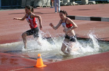 üzerinde 2.000 metre hendekli