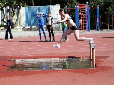 üzerinde 2.000 metre hendekli