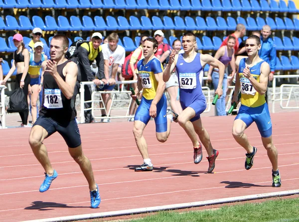 En la carrera de relevos — Foto de Stock