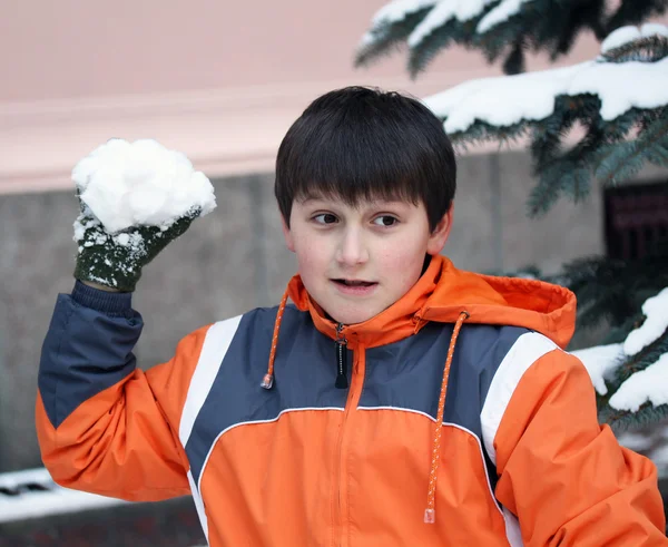 Menino se divertir com bola de neve luta inverno ao ar livre — Fotografia de Stock