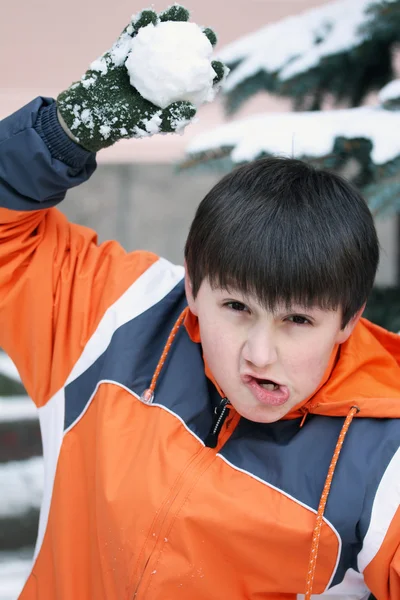 Garçon amusez-vous avec boule de neige combat hiver extérieur — Photo