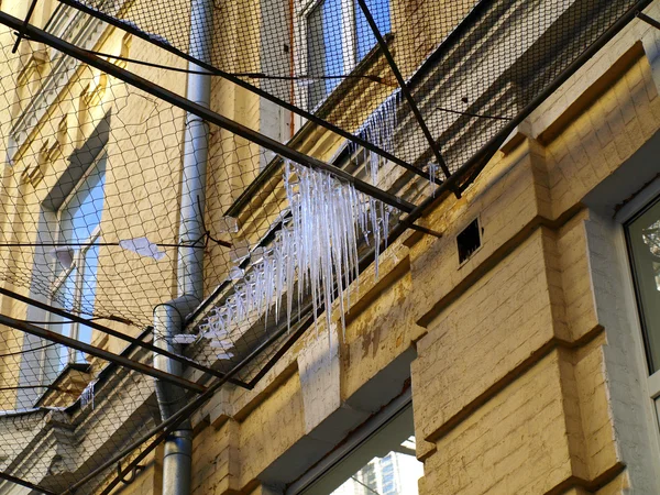 Descongelamento icicles com gotas de água caindo — Fotografia de Stock
