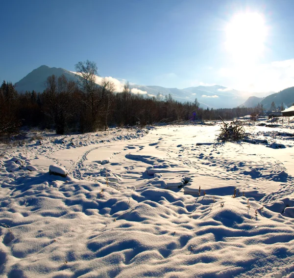 Une rivière gelée Multa dans le village russe Multa — Photo
