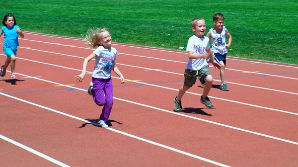 Çocuklar eğlence koşusu — Stok fotoğraf