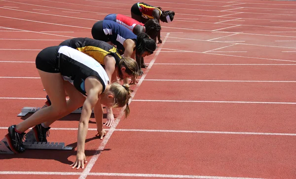 Las niñas en el inicio de la carrera de 100 metros —  Fotos de Stock