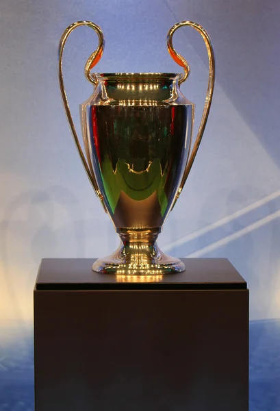 Gouden trofee cup op een blauwe achtergrond. — Stockfoto