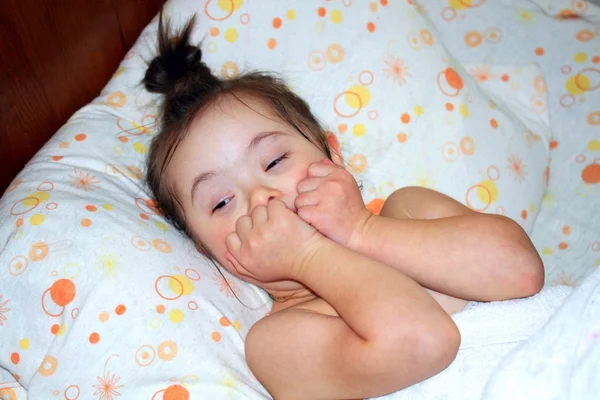 Meisje liggend in bed — Stockfoto