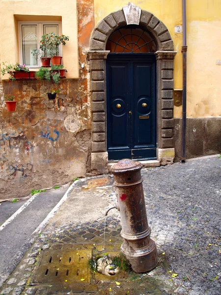Exterior of the typical old door and fountain in Rome, Italy. — Stock Photo, Image