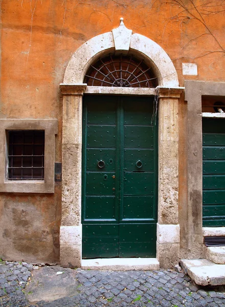 Exteriér typických starých dveří v Římě, Itálie. — Stock fotografie