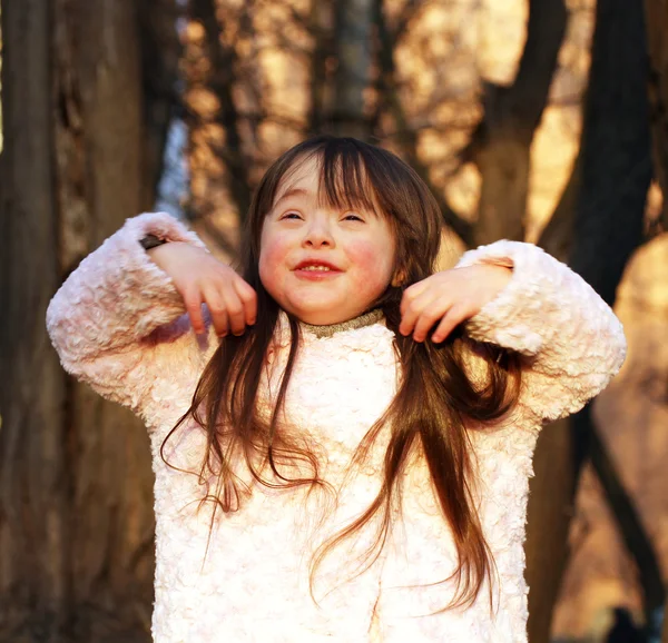 Portret van mooi blij meisje — Stockfoto