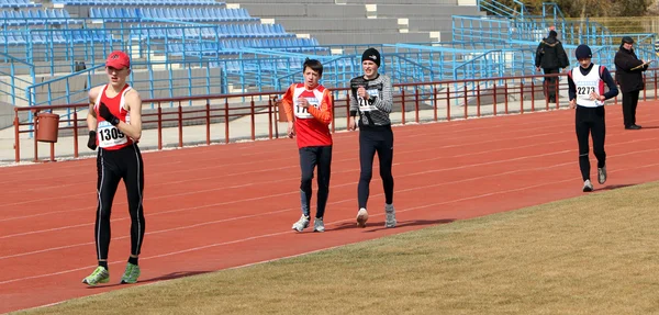 Meninos na caminhada de corrida de 3.000 metros — Fotografia de Stock