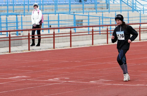 Menina na caminhada de corrida de 3.000 metros — Fotografia de Stock