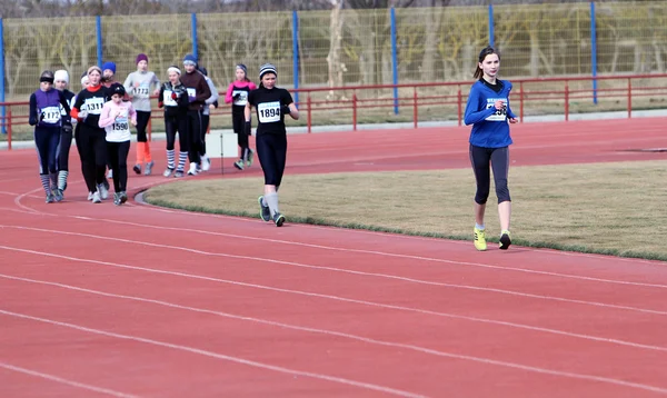 3,000 metre yarışında kızlar yürüyün — Stok fotoğraf