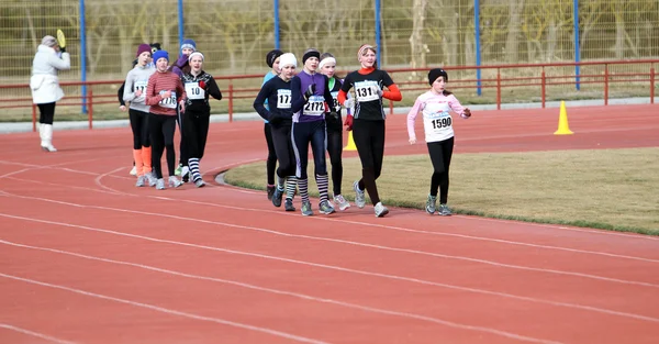 3,000 metre yarışında kızlar yürüyün — Stok fotoğraf