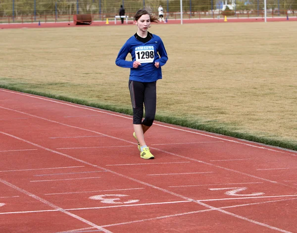 在 3000 米比赛步行的女孩 — 图库照片