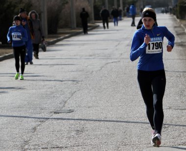 kimliği belirsiz kadın 20.000 metre yarışında yürümek