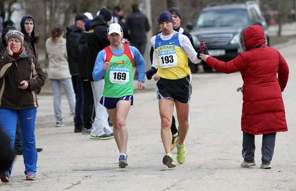 正体不明の男性 20,000 メートルのレースで歩いてください。 — ストック写真