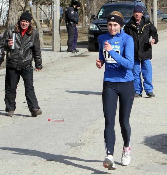 20000 メートル レース徒歩で正体不明の女性 — ストック写真