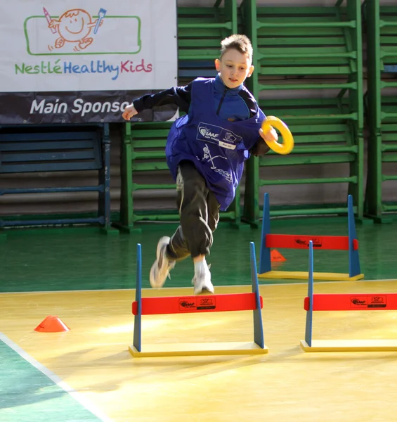 Неизвестный мальчик на соревнованиях ИААФ по лёгкой атлетике — стоковое фото