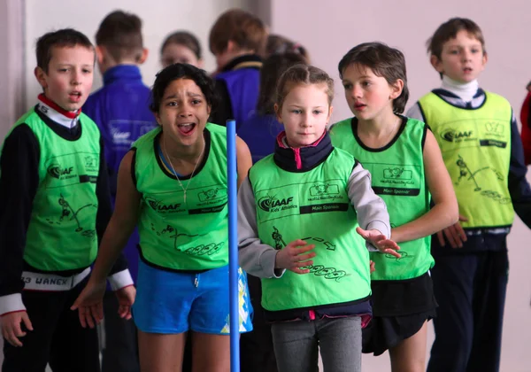Enfants non identifiés en compétition d'athlétisme pour enfants de l'IAAF — Photo