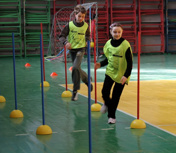 Azonosítatlan lány és egy fiú a gyerek Iaaf? s atlétika verseny — Stock Fotó