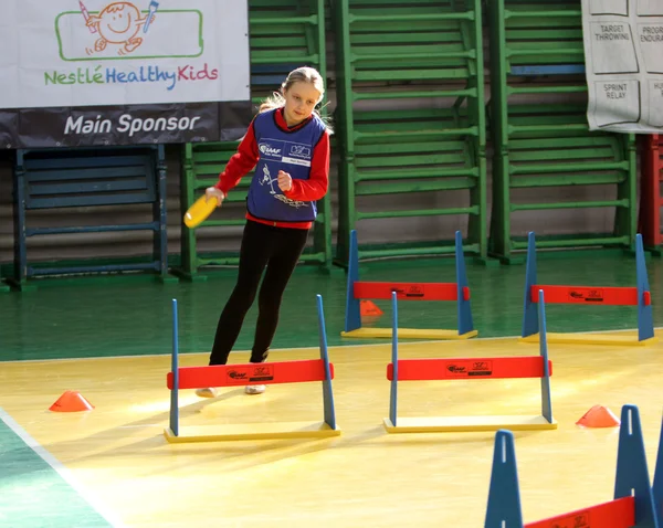 Unbekanntes Mädchen bei Leichtathletik-Wettkampf für Kinder — Stockfoto