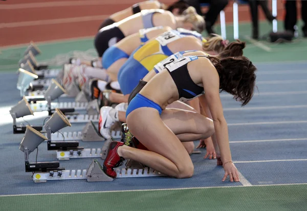 Chicas no identificadas en el inicio de la carrera de 60 metros — Foto de Stock