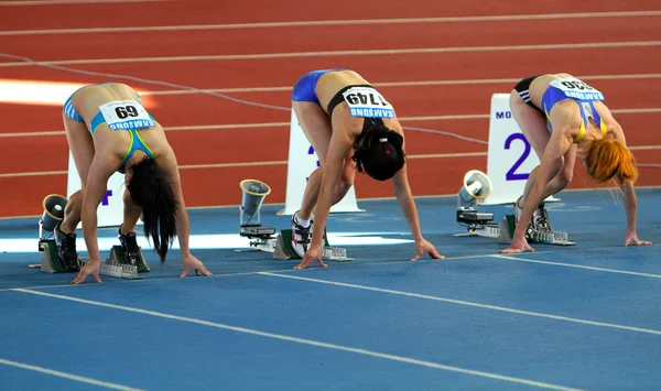 Chicas no identificadas en el inicio de la carrera de 60 metros —  Fotos de Stock