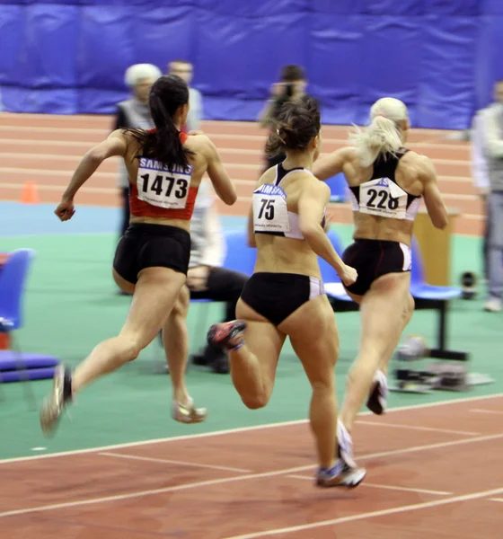 Oidentifierade tjejer på 400 meter dash — Stockfoto