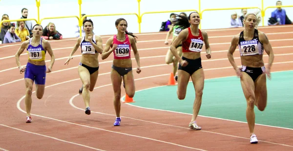 Unidentified girls on the 400 meters dash — Stock Photo, Image