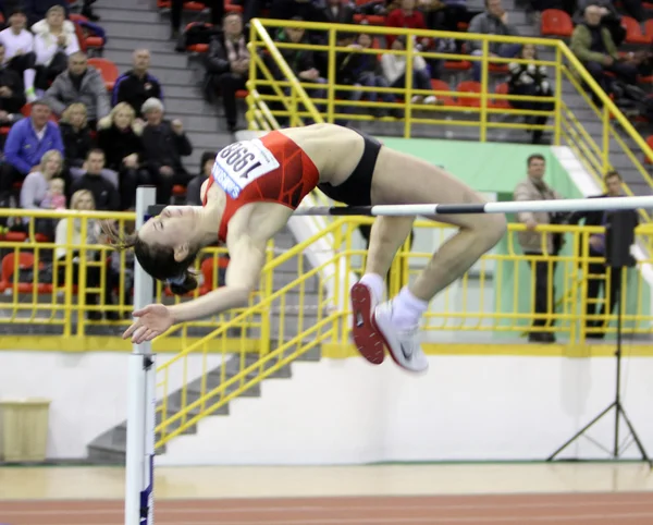 Oksana Okuneva competes in the high jump — Stock Photo, Image