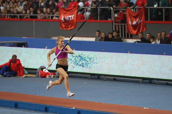 DONETSK, UCRANIA-FEB.11: Kolasa Agnieszka - Bóveda polaca compite en la competencia de bóveda polar con el resultado 4.40 en la reunión de Samsung Pole Vault Stars el 11 de febrero de 2012 en Donetsk, Ucrania . — Foto de Stock