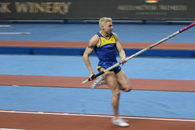 Donetsk, Ukrayna - feb.11: denys Yurçenko samsung sırıkla atlama üzerinde yıldız 11 Şubat 2012 tarihinde toplantıda, donetsk, Ukrayna. o kazandı bronz madalya sırıkla atlama olay Yaz Olimpiyatları Pekin'de.