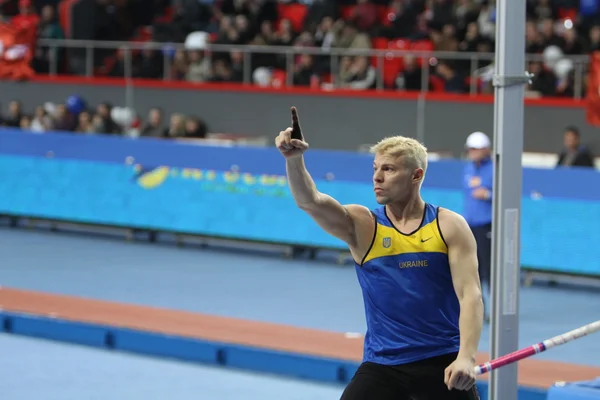 DONETSK, UKRAINE - FEB.11: Denys Yurchenko na reunião Samsung Pole Vault Stars em 11 de fevereiro de 2012 em Donetsk, Ucrânia. Ele ganhou a medalha de bronze no salto em vara nos Jogos Olímpicos de Verão em Pequim . — Fotografia de Stock