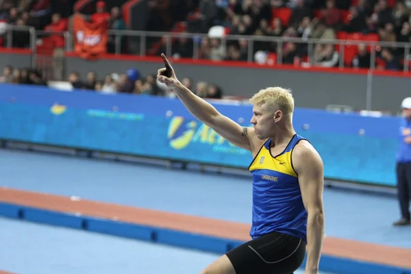 DONETSK, UKRAINE - 11 février : Denys Yurchenko à la réunion Samsung Pole Vault Stars le 11 février 2012 à Donetsk, Ukraine. Il a remporté la médaille de bronze au saut à la perche aux Jeux olympiques d'été de Pékin . — Photo