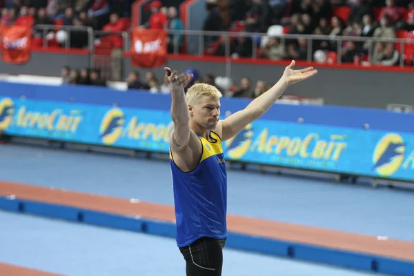 顿涅茨克、 乌克兰-feb.11： 丹尼斯尤尔琴科在三星撑杆跳明星日 2012 年 2 月 11 日在乌克兰顿涅茨克举行会议。他赢得了铜牌奖牌在撑杆跳比赛在夏季奥运会的北京. — 图库照片