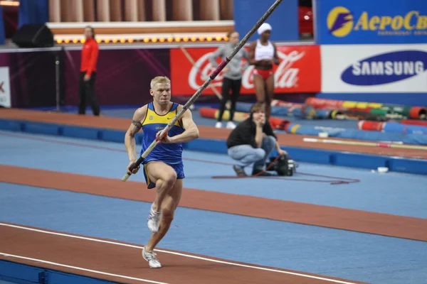 Donetsk, Ukraina - feb.11: denys yurchenko på samsung stavhopp stjärnor möte i donetsk, Ukraina den 11 februari 2012. Han vann brons medalj i händelsen stavhopp vid sommar-OS i Peking. — Stockfoto