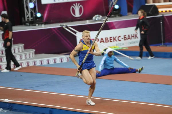 Donetsk, Ukrayna - feb.11: denys Yurçenko samsung sırıkla atlama üzerinde yıldız 11 Şubat 2012 tarihinde toplantıda, donetsk, Ukrayna. o kazandı bronz madalya sırıkla atlama olay Yaz Olimpiyatları Pekin'de. — Stok fotoğraf
