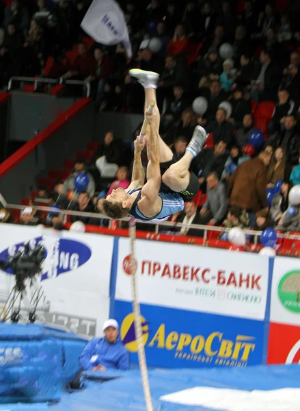 DONETSK, UKRAINE-FEB.11: Otto Bj=rn ganha o segundo lugar na competição masculina com o resultado 5.82 na reunião Samsung Pole Vault Stars em 11 de fevereiro de 2012 em Donetsk, Ucrânia . — Fotografia de Stock