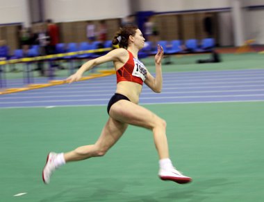 Oksana okuneva yüksek atlama yarışmasında yarışıyor