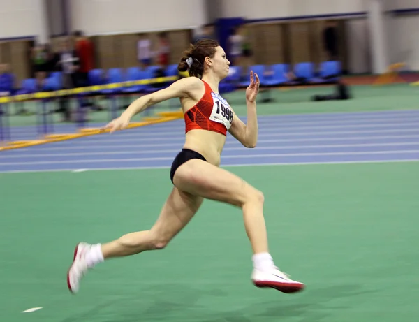 Oksana Okuneva compite en la competición de salto de altura — Foto de Stock
