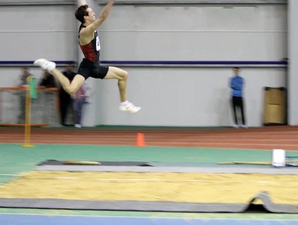 Makarchev Andriy gana el segundo lugar el salto de longitud — Foto de Stock
