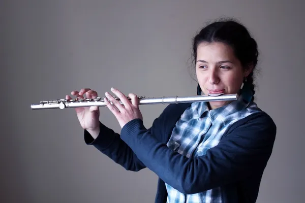 Adolescente menina toca flauta . — Fotografia de Stock