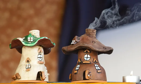 Casas de cerâmica para queimar incenso Fotos De Bancos De Imagens