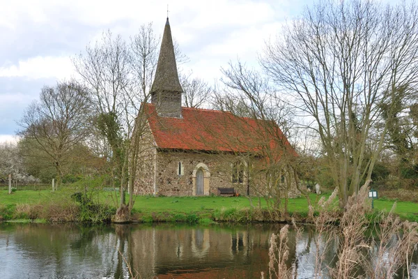 Small church by river — Stock Photo, Image